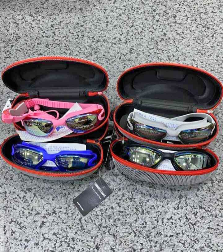 SWIMMING GOGGLES