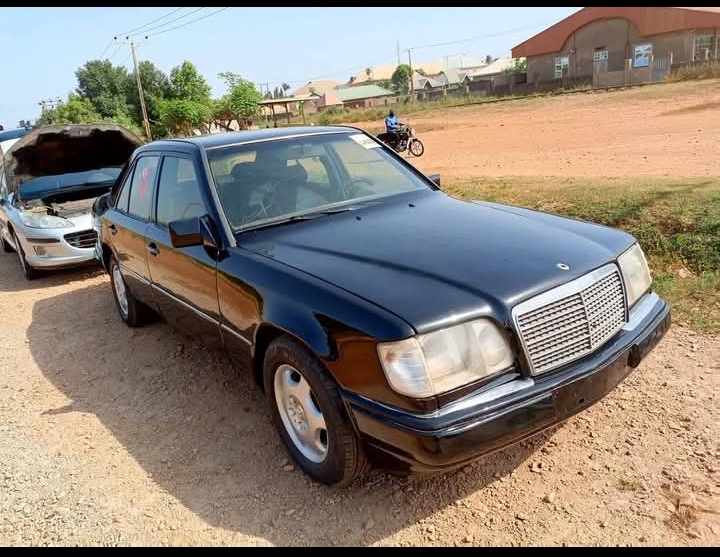 W 124 saloonAka v booth