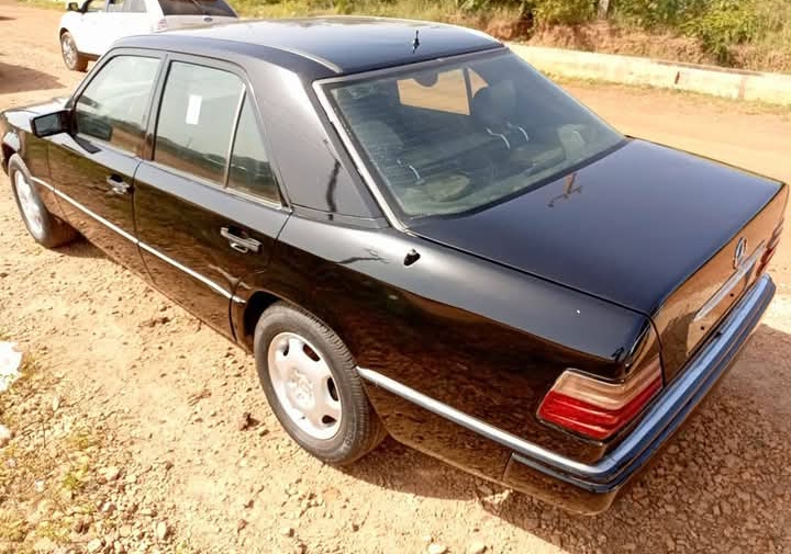 W 124 saloonAka v booth