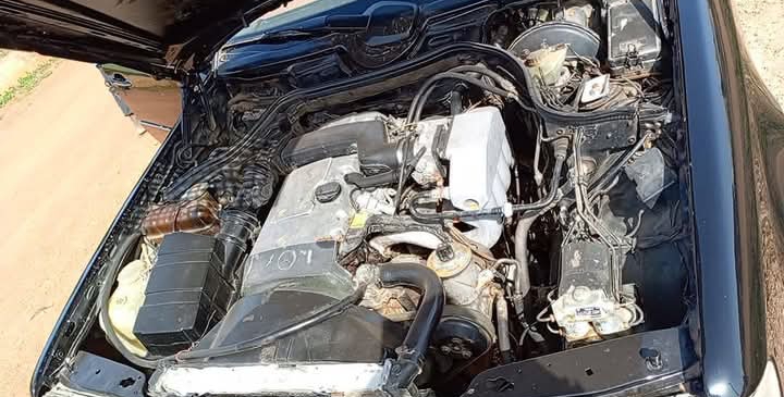 W 124 saloonAka v booth