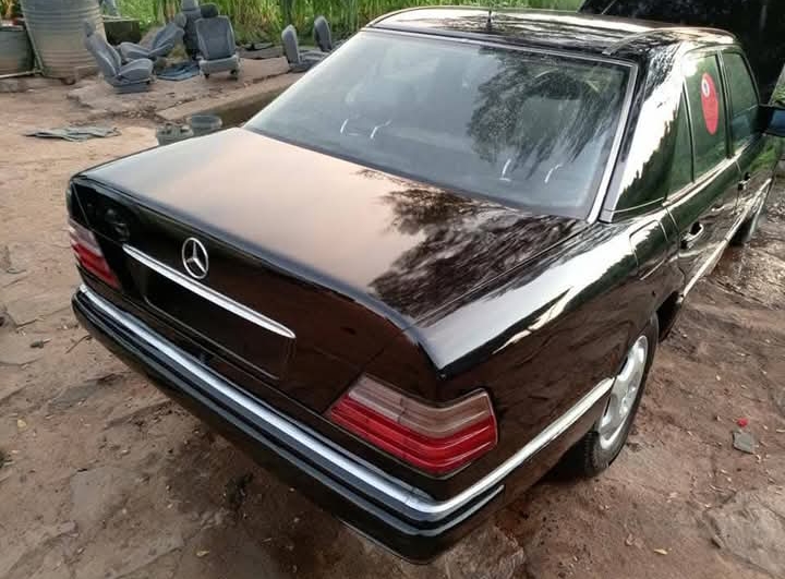 W 124 saloonAka v booth