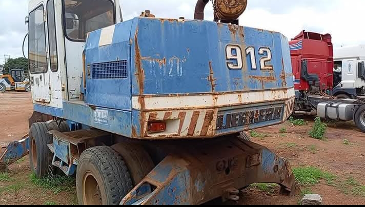 Lie beer tyre excavator