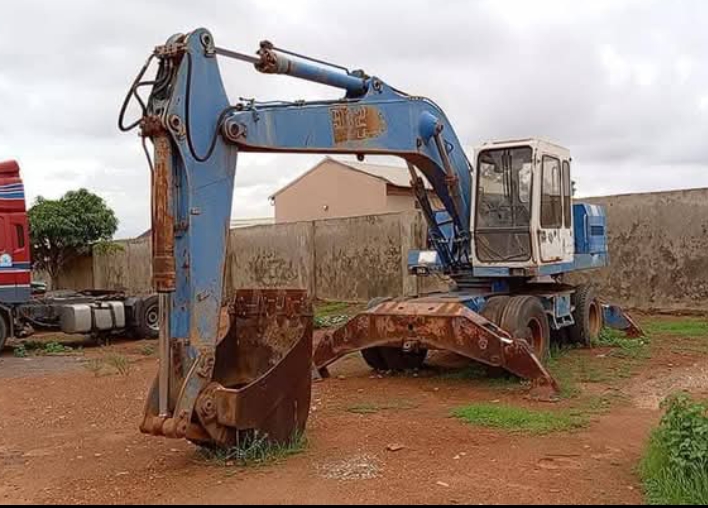 Lie beer tyre excavator