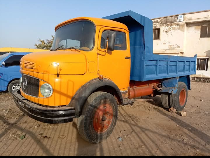 Mercedes Benz tipper 911