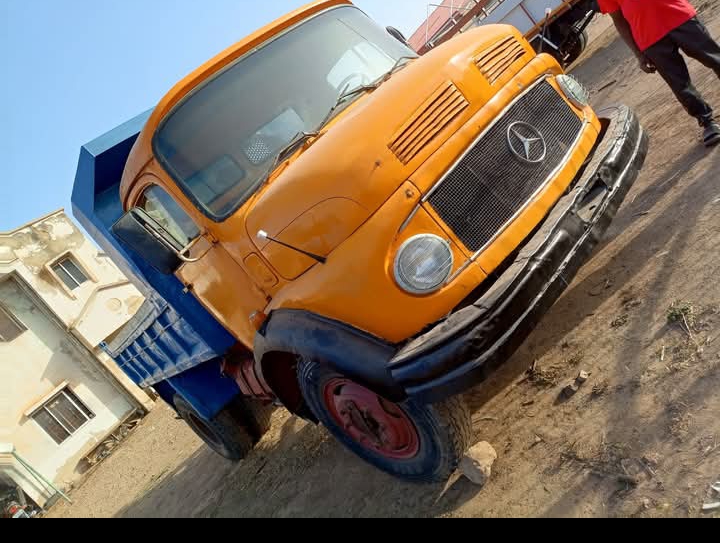 Mercedes Benz tipper 911