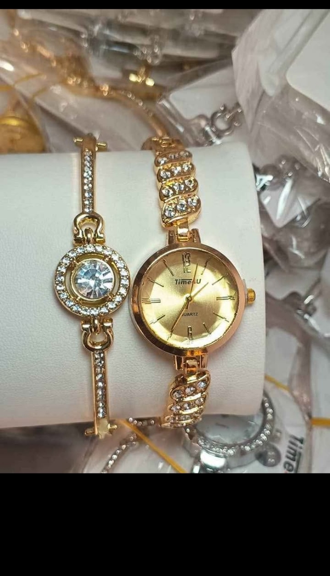 Trendy ladies Wristwatch & Bracelet Set.
