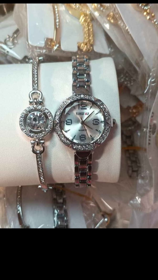 Trendy ladies Wristwatch & Bracelet Set.