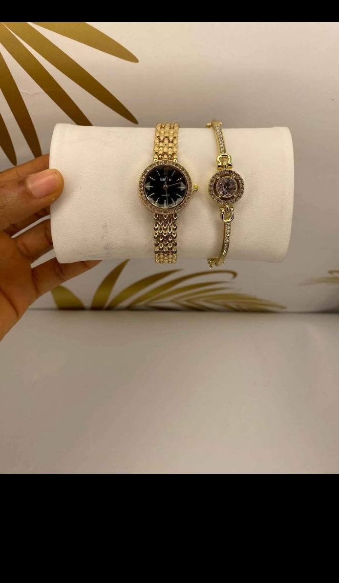 Trendy ladies Wristwatch & Bracelet Set.