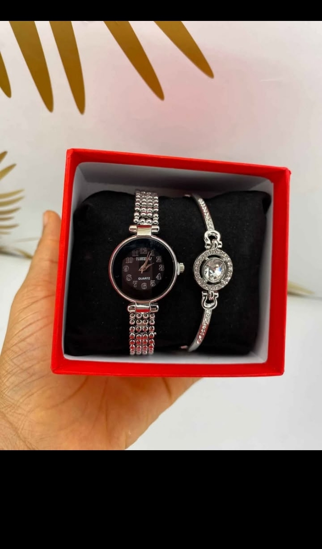 Trendy ladies Wristwatch & Bracelet Set.